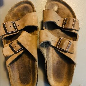 Birkenstock Arizona style size 36. Beige leather gold buckle in great shape